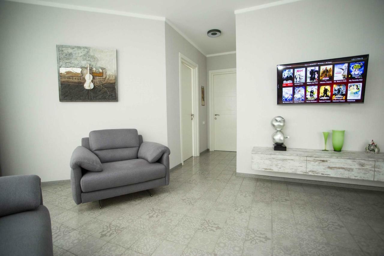 2Br Beachfront Batumi Apt Luxury & Sea Views Kültér fotó